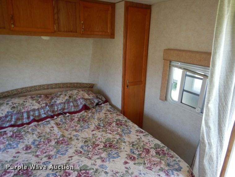 image for item DK2019 2004 Gulf Stream Kingsport  camper