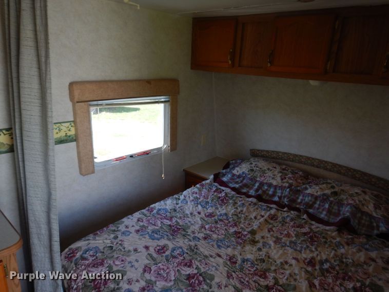 image for item DK2019 2004 Gulf Stream Kingsport  camper