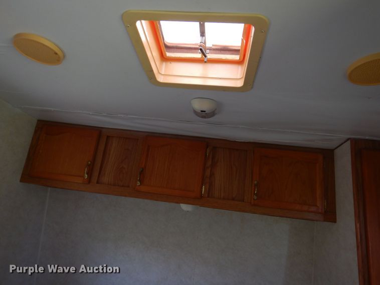 image for item DK2019 2004 Gulf Stream Kingsport  camper