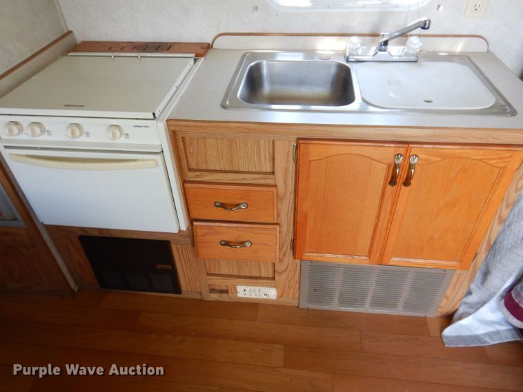 image for item DK2019 2004 Gulf Stream Kingsport  camper