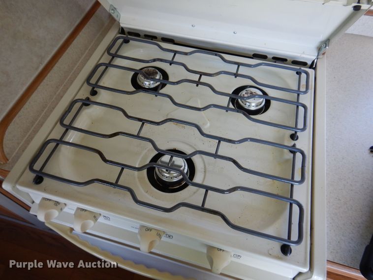 image for item DK2019 2004 Gulf Stream Kingsport  camper