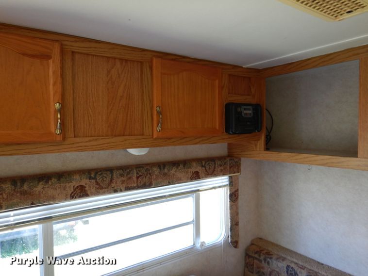 image for item DK2019 2004 Gulf Stream Kingsport  camper