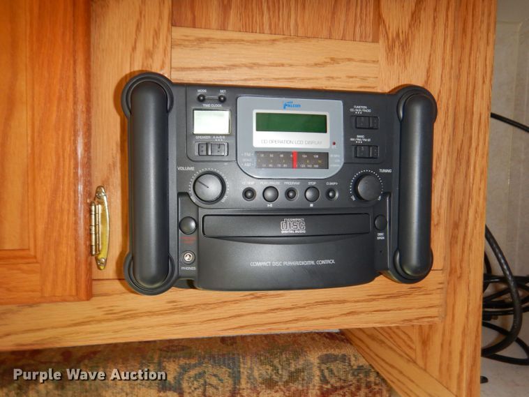 image for item DK2019 2004 Gulf Stream Kingsport  camper