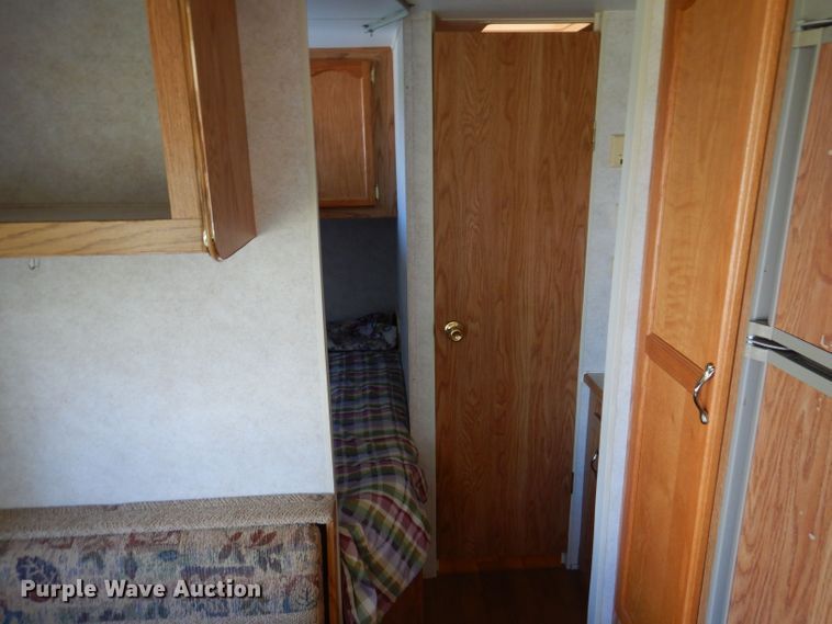 image for item DK2019 2004 Gulf Stream Kingsport  camper