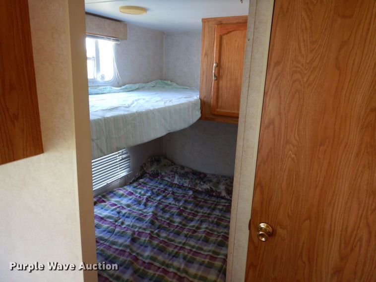 image for item DK2019 2004 Gulf Stream Kingsport  camper