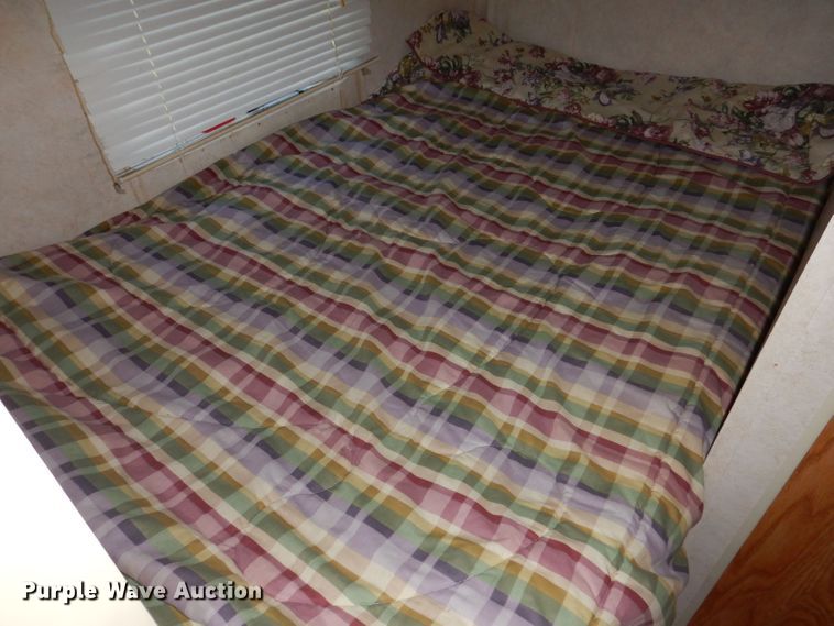 image for item DK2019 2004 Gulf Stream Kingsport  camper