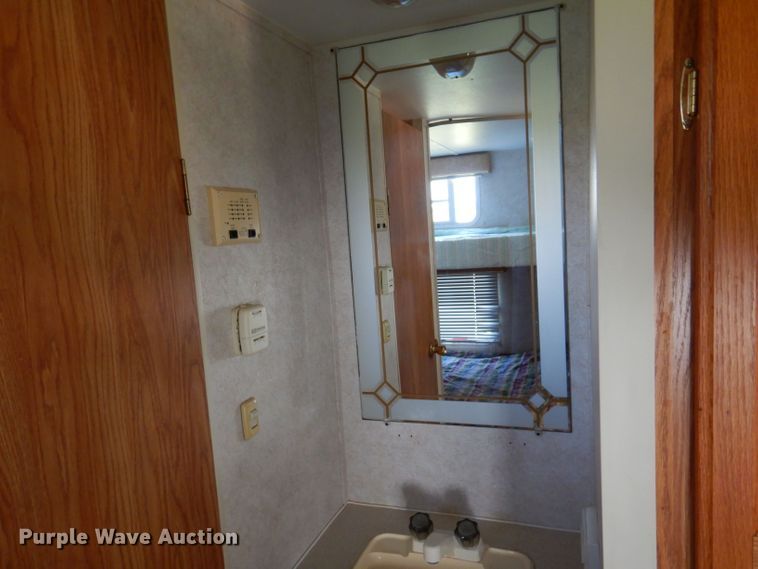 image for item DK2019 2004 Gulf Stream Kingsport  camper