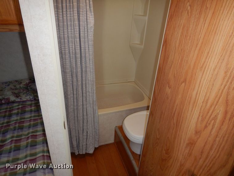 image for item DK2019 2004 Gulf Stream Kingsport  camper