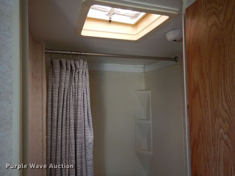 image for item DK2019 2004 Gulf Stream Kingsport  camper