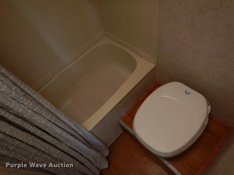 image for item DK2019 2004 Gulf Stream Kingsport  camper