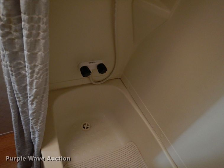 image for item DK2019 2004 Gulf Stream Kingsport  camper