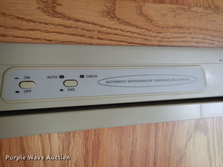 image for item DK2019 2004 Gulf Stream Kingsport  camper