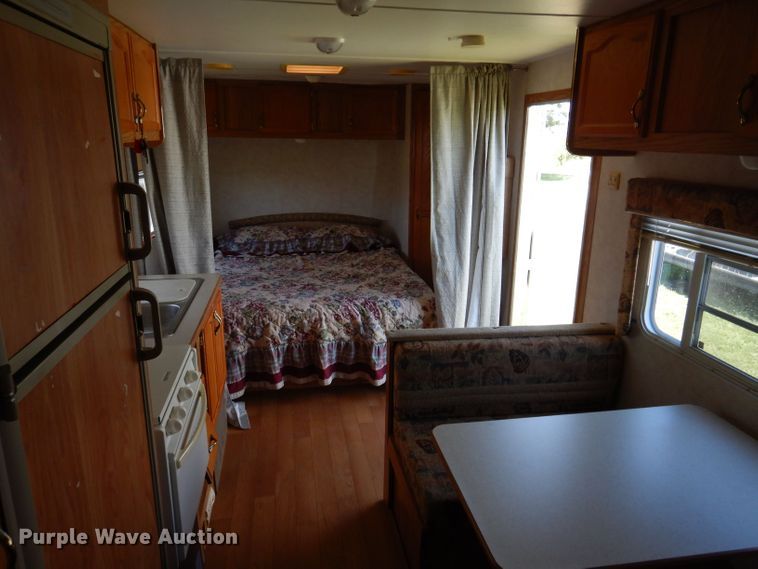 image for item DK2019 2004 Gulf Stream Kingsport  camper