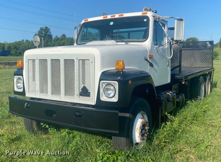 image for item DK6350 2002 International 2574  flatbed truck