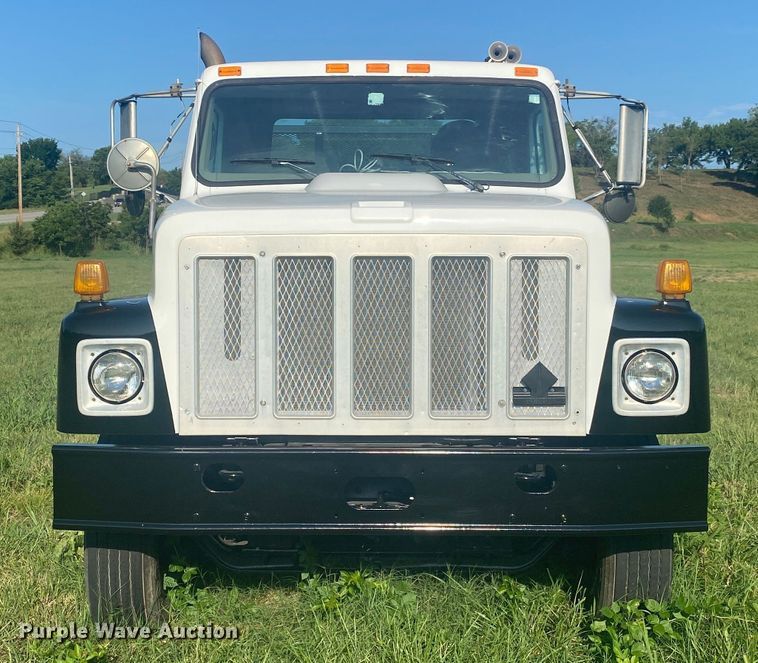 image for item DK6350 2002 International 2574  flatbed truck