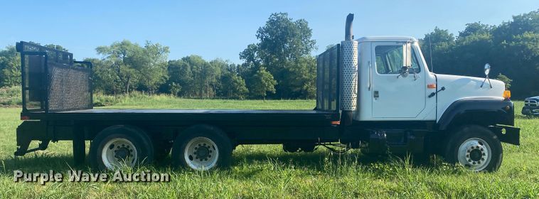 image for item DK6350 2002 International 2574  flatbed truck