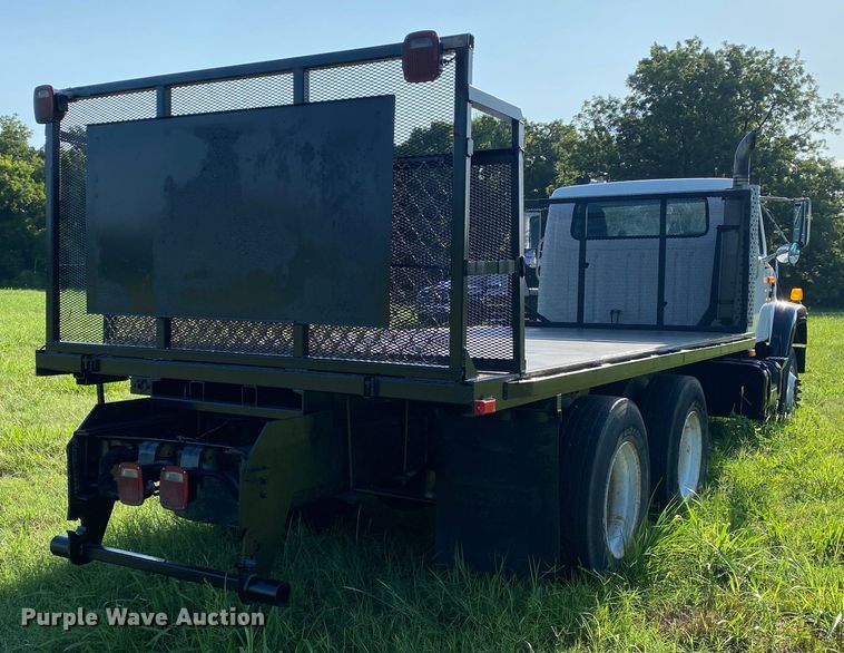 image for item DK6350 2002 International 2574  flatbed truck