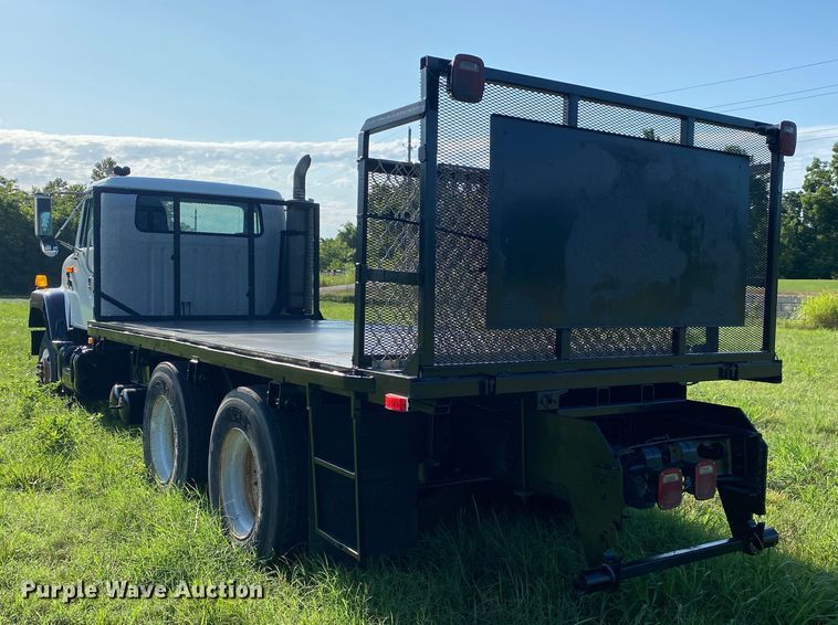 image for item DK6350 2002 International 2574  flatbed truck