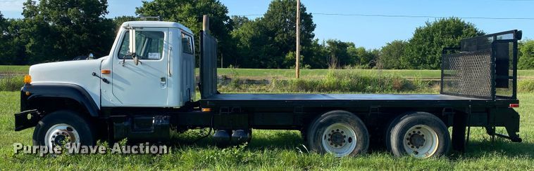 image for item DK6350 2002 International 2574  flatbed truck