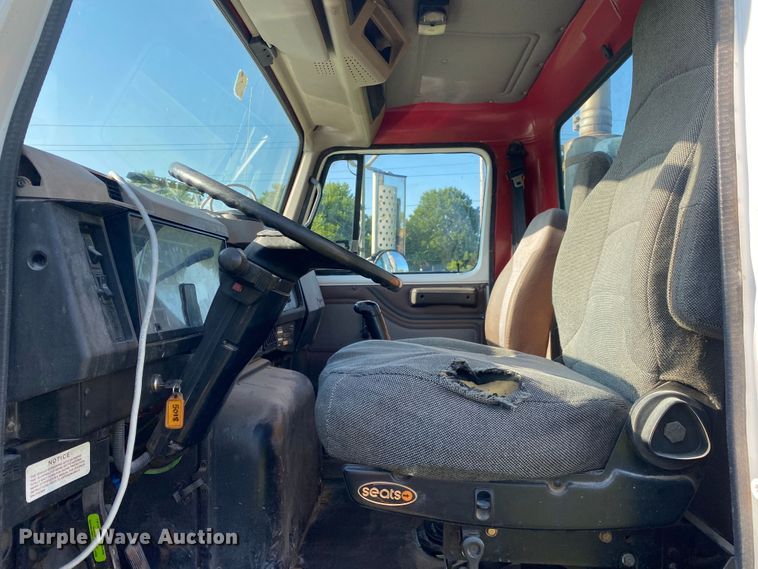 image for item DK6350 2002 International 2574  flatbed truck