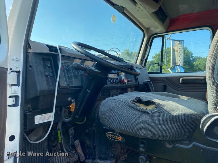 image for item DK6350 2002 International 2574  flatbed truck