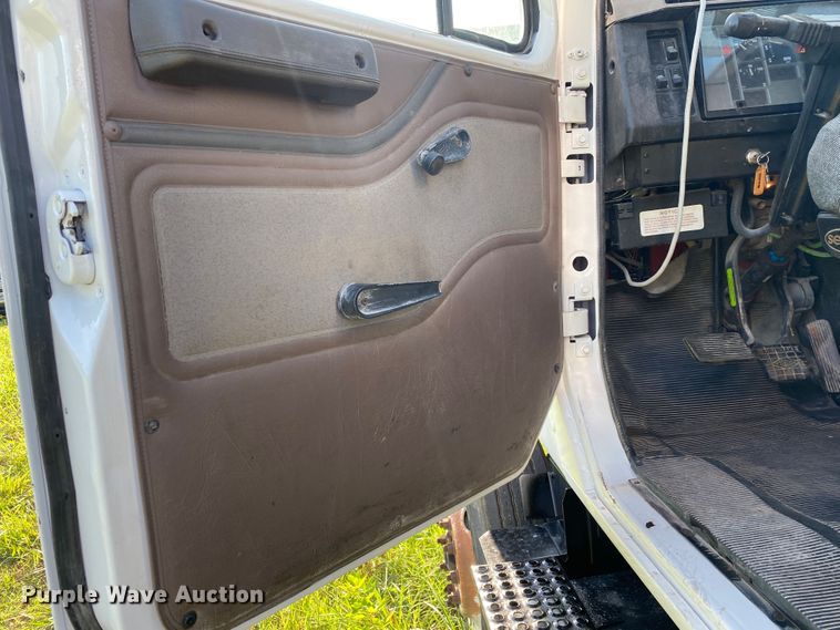 image for item DK6350 2002 International 2574  flatbed truck