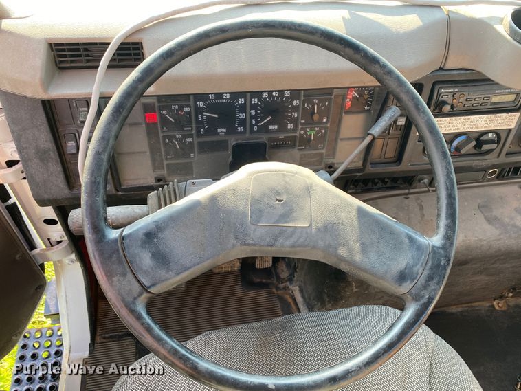 image for item DK6350 2002 International 2574  flatbed truck