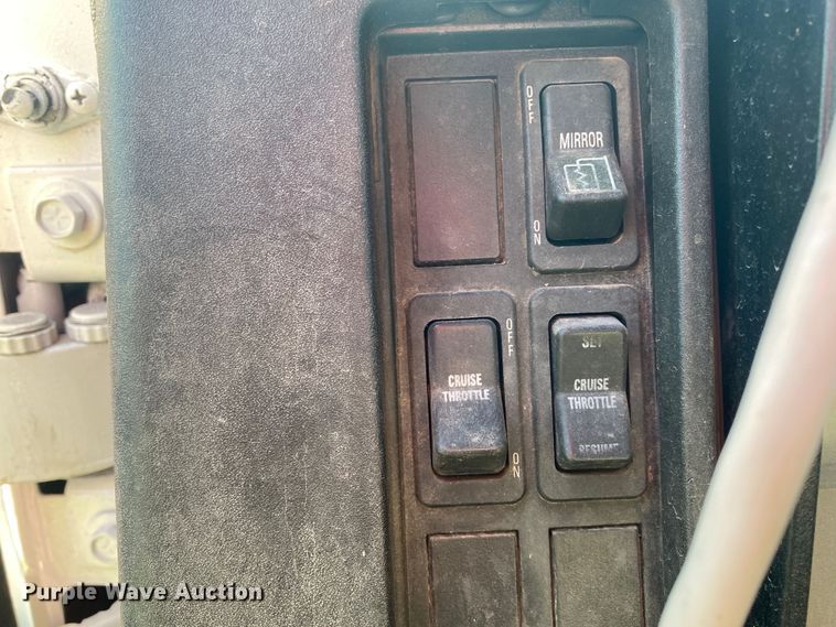 image for item DK6350 2002 International 2574  flatbed truck