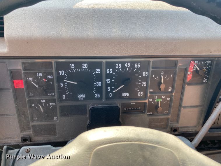 image for item DK6350 2002 International 2574  flatbed truck