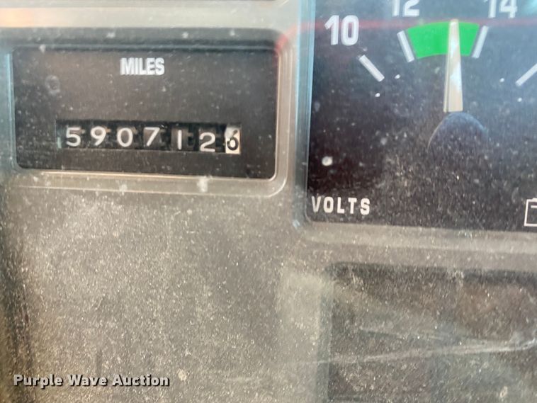 image for item DK6350 2002 International 2574  flatbed truck