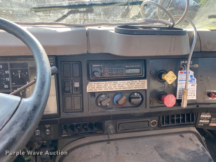 image for item DK6350 2002 International 2574  flatbed truck