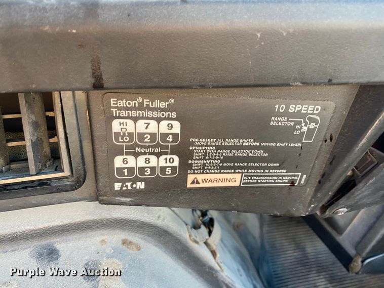 image for item DK6350 2002 International 2574  flatbed truck