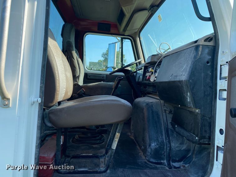 image for item DK6350 2002 International 2574  flatbed truck