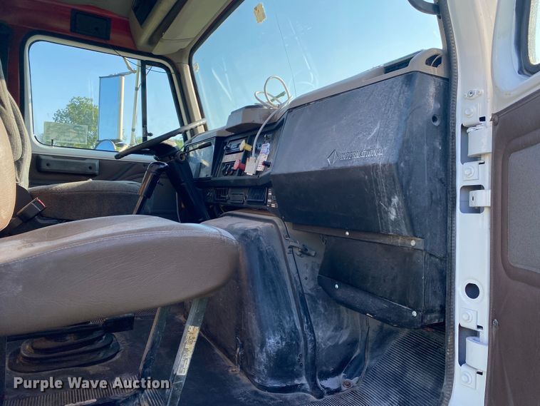 image for item DK6350 2002 International 2574  flatbed truck