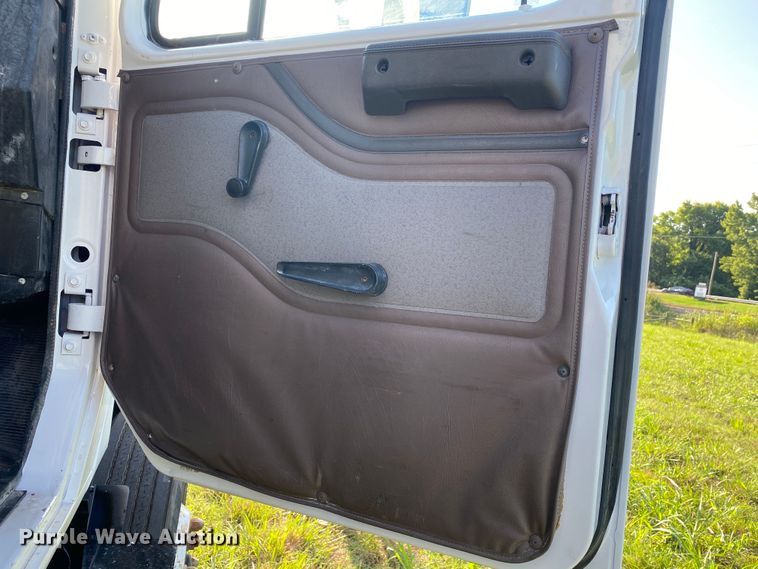 image for item DK6350 2002 International 2574  flatbed truck