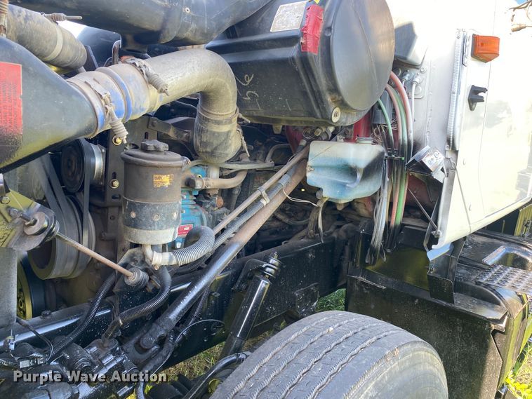 image for item DK6350 2002 International 2574  flatbed truck