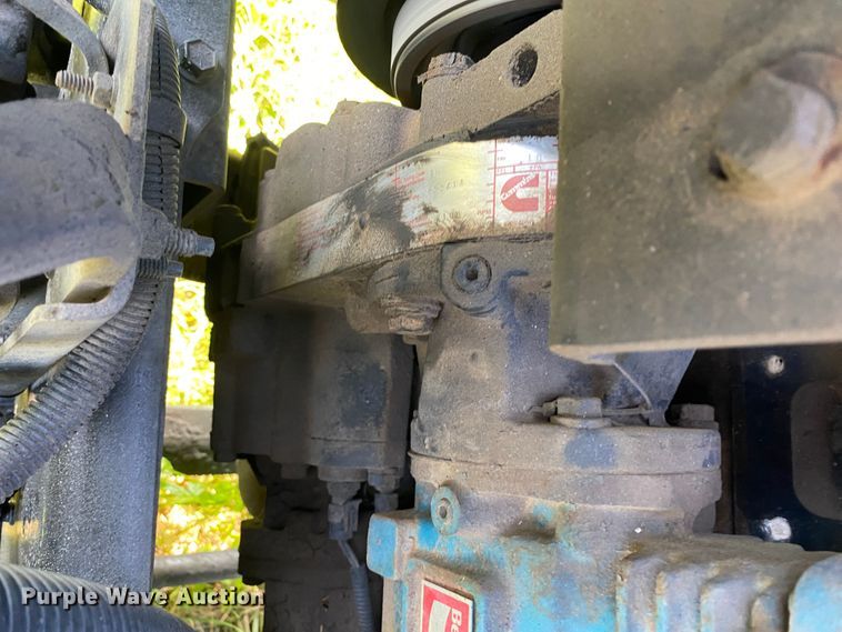 image for item DK6350 2002 International 2574  flatbed truck