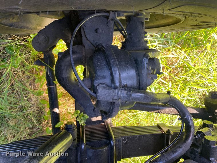 image for item DK6350 2002 International 2574  flatbed truck