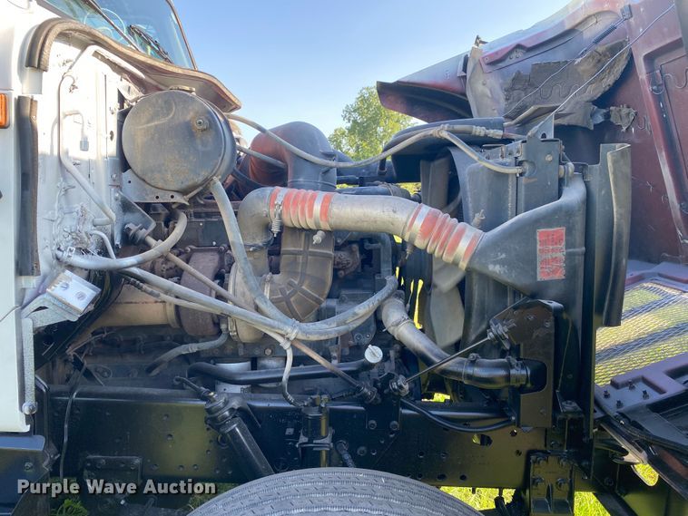 image for item DK6350 2002 International 2574  flatbed truck