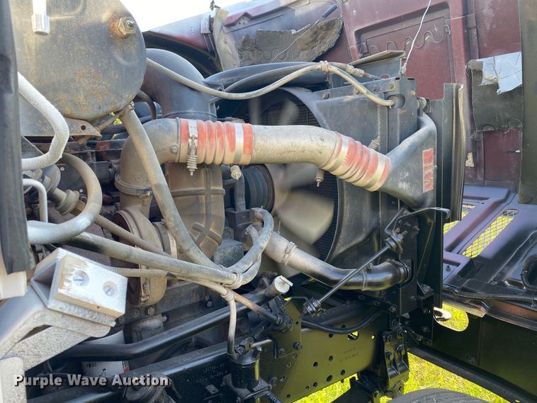 image for item DK6350 2002 International 2574  flatbed truck