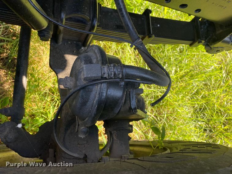 image for item DK6350 2002 International 2574  flatbed truck