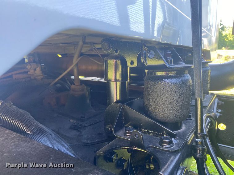 image for item DK6350 2002 International 2574  flatbed truck