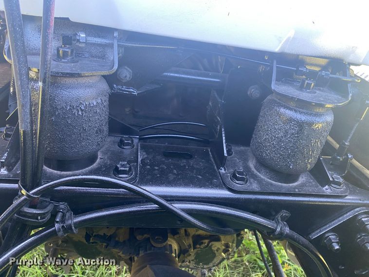 image for item DK6350 2002 International 2574  flatbed truck