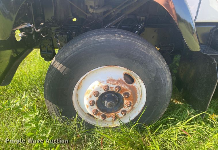 image for item DK6350 2002 International 2574  flatbed truck