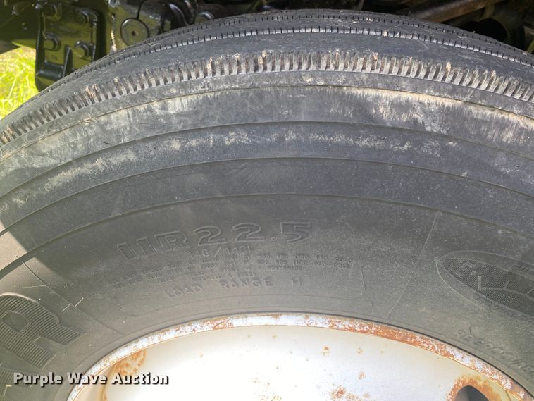 image for item DK6350 2002 International 2574  flatbed truck