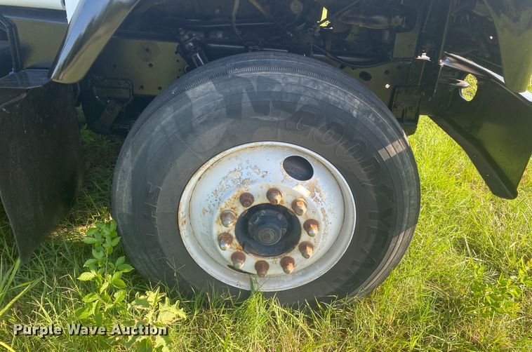 image for item DK6350 2002 International 2574  flatbed truck