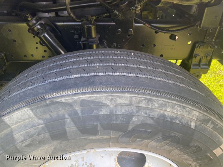 image for item DK6350 2002 International 2574  flatbed truck