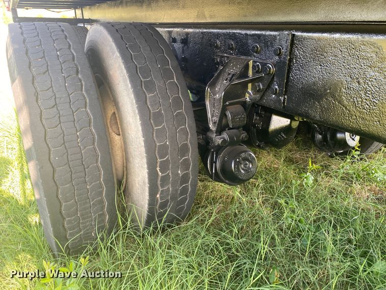 image for item DK6350 2002 International 2574  flatbed truck