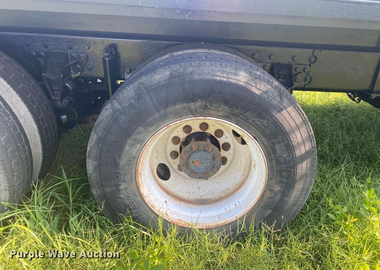 image for item DK6350 2002 International 2574  flatbed truck