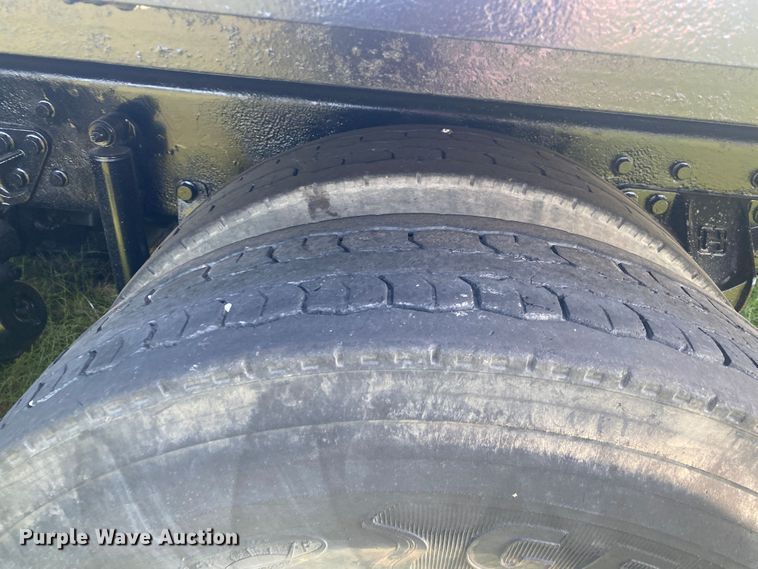 image for item DK6350 2002 International 2574  flatbed truck